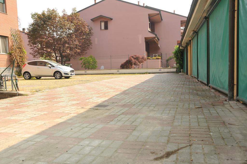 Borromeo Residenze Service S.A.S Peschiera Borromeo Bagian luar foto